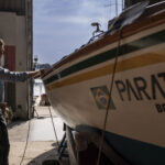 Em 1984, encarando uma imensidão oceânica na costa africana, encontra-se Amyr Klink, um jovem destemido de 28 anos, determinado a realizar uma proeza épica: atravessar o perigoso oceano atlântico sul de volta para o Brasil em uma canoa a remo. O cená