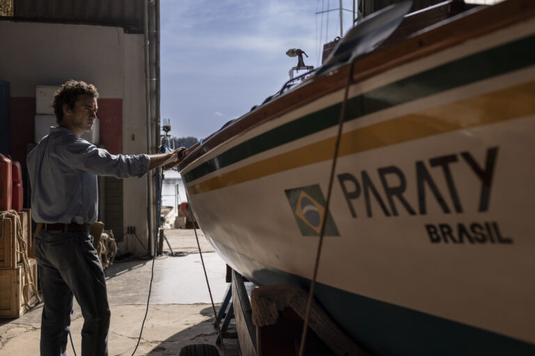 Em 1984, encarando uma imensidão oceânica na costa africana, encontra-se Amyr Klink, um jovem destemido de 28 anos, determinado a realizar uma proeza épica: atravessar o perigoso oceano atlântico sul de volta para o Brasil em uma canoa a remo. O cená